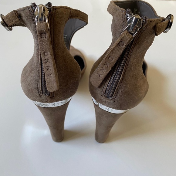 DKNY Colby T-Strap Heels Neutral Taupe Size 7 - Picture 9 of 11